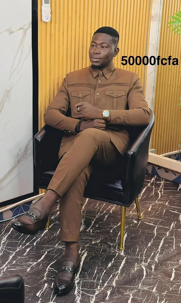 Costume safari marron, porté assis dans la boutique